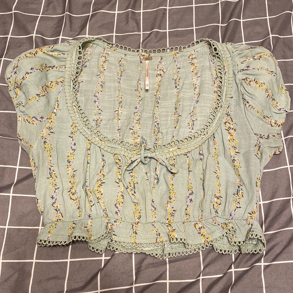 FREE PEOPLE. Women’s crop top.